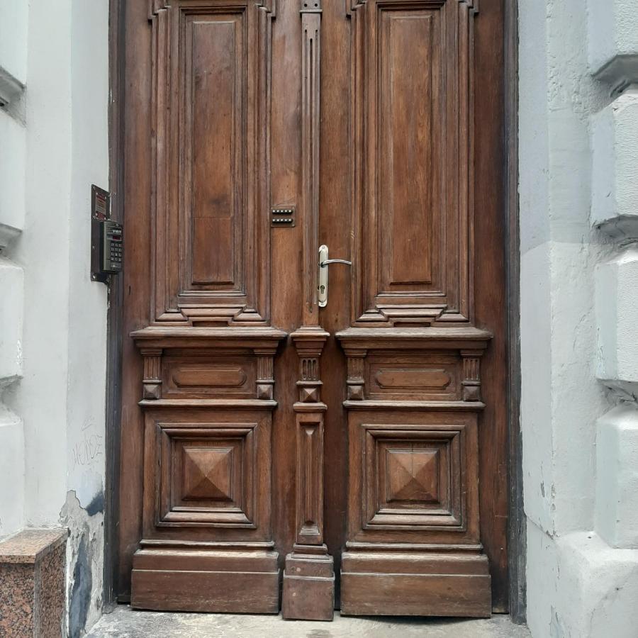 Apartment простора і вишукана в самому серці львова Lviv